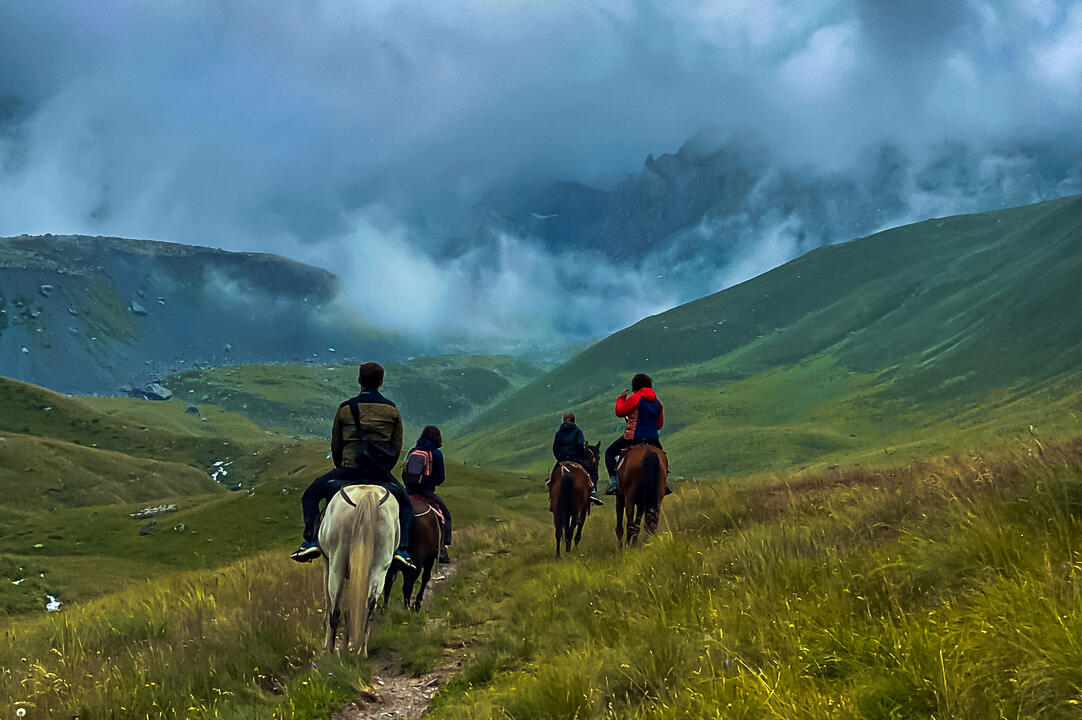3-часовой конный тур в горах Джута-Казбеги